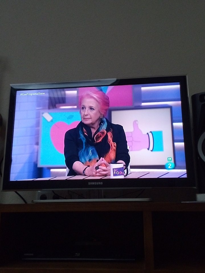 javitopol's tweet photo. La gran Rosa Maria Calaf en #EsePrograma15Ene #la2 hablando del pensamiento critico para no "caer" en la redes #periodista https://t.co/lOEMoUZ6io
