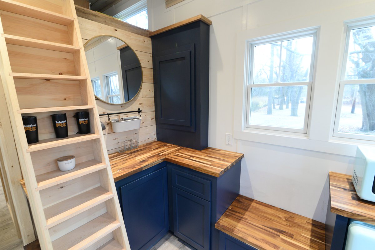 pjantonik's tweet photo. A peak inside our #tinyhouse office. See how we transformed it from trailer to a full fledge Tiny Office (with a little help from the South Shore Vocational School) this season on #heartofoaktv. https://t.co/c6w3Z3bacP