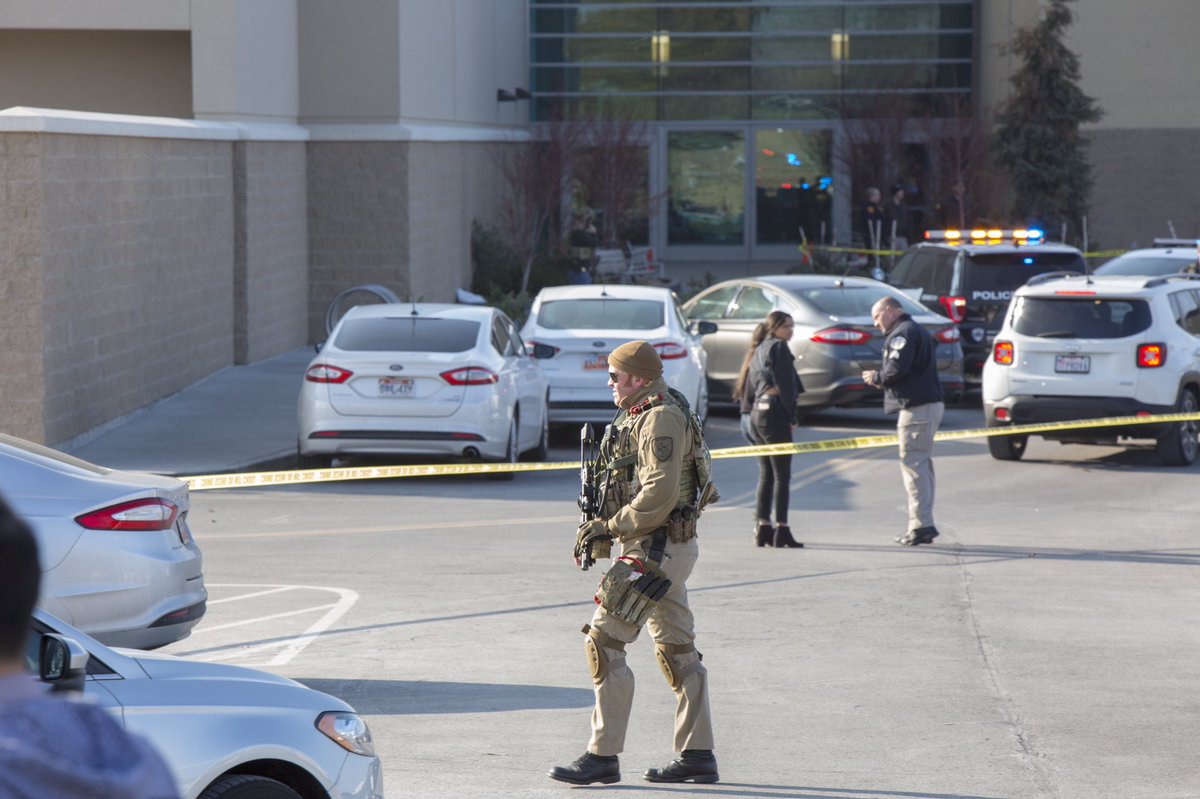 BlackIceMediaUT's tweet photo. Our crews photos coming to you live from Active Shooter Situation outside Fashion Place Mall in Murray Utah. More updates to come. #fashionplacemall #murrayUT https://t.co/H57QZ5PgBx