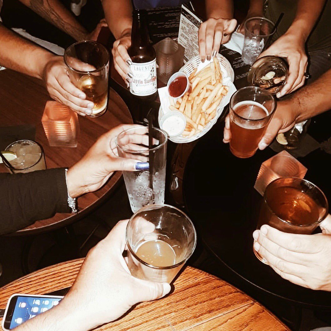 Shoo the Sunday Scaries away at Moms tonight! Doors open at 4 PM for the happiest hour on the west side 🍻