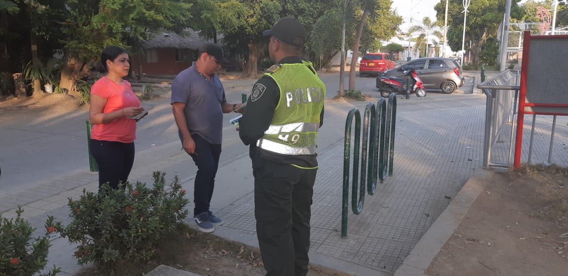 PoliciaMonteria's tweet image. También llegamos con nuestra estrategia ‘Anti Hurto’ al barrio Santa Teresa de Cereté con el fin de explicar a la ciudadanía como evitar éste delito y también los números de los cuadrantes. #MasCercadelCiudadano estrategia #Antihurto #CeretéSeguro