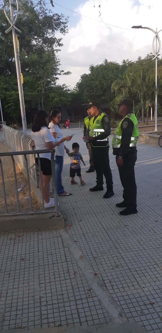 PoliciaMonteria's tweet image. También llegamos con nuestra estrategia ‘Anti Hurto’ al barrio Santa Teresa de Cereté con el fin de explicar a la ciudadanía como evitar éste delito y también los números de los cuadrantes. #MasCercadelCiudadano estrategia #Antihurto #CeretéSeguro