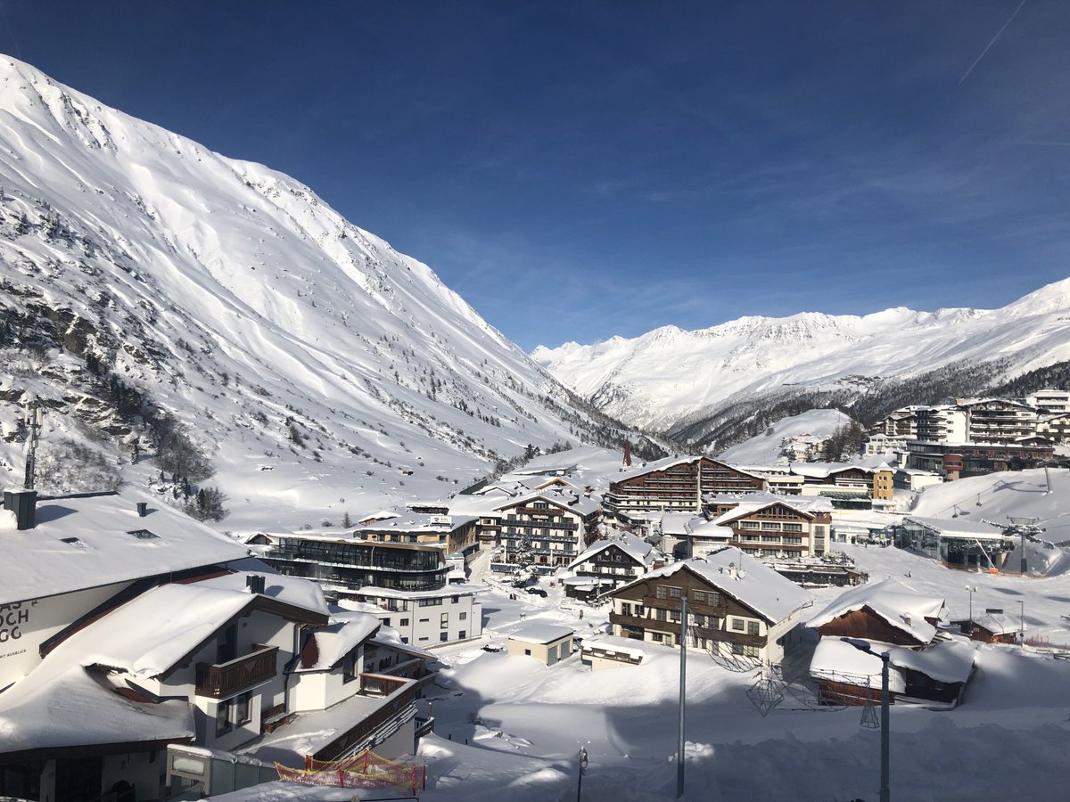 icouzin's tweet photo. The @FENSorg Neuroscience winter school in the Austrian alps was spectacular. Great to see @DattaLab, Nachum Ulanovsky, @EngertLab, Kristin Branson and to meet such motivated students. Brilliant job by chairs @trabranco &amp; Dayu Lin. #innatebehavior https://t.co/zsNBIayhyY