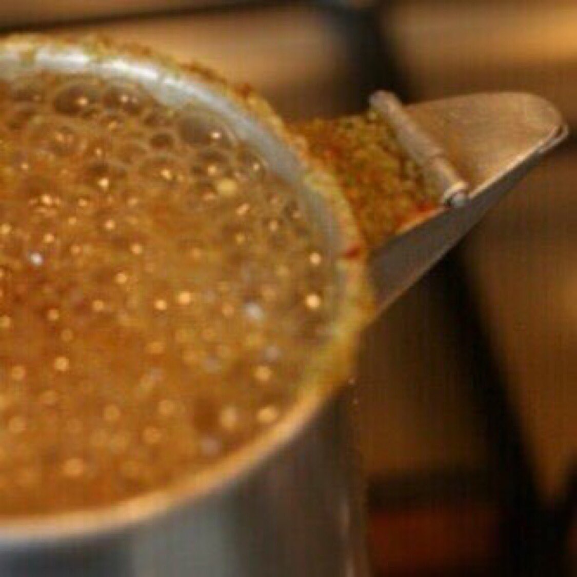 حثل القهاوي لو تعلّت مع الفوح 
مصيرها تركد و ترجع  حثاله..،