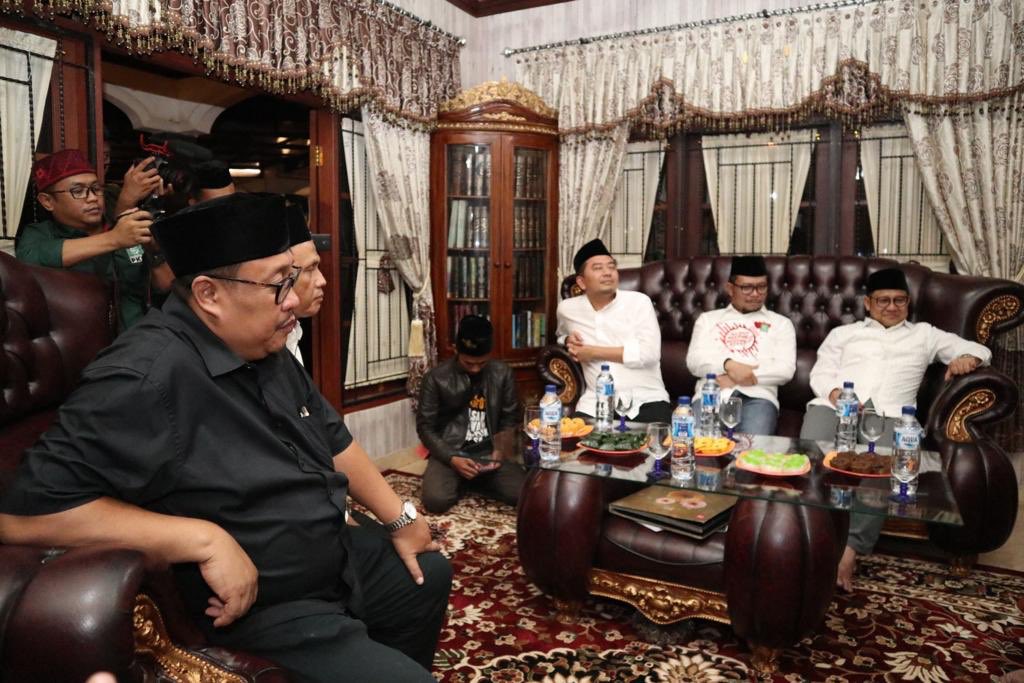 cakimiNOW's tweet photo. Sorban Gusdur,
Kenang-kanangan mukernas (musyawarah kerja nasional) PKB di Surabaya, tahun 2003, disimpan dengan setia oleh Ajengan Rd. H. Amang Muhammad
Pimpinan Pesantren Al-Hasaniyah Sukabumi Jabar, #eh ada fotoku juga, sebagai ketum tanfidz, setia dg Gusdur Ketua Dewan Syuro. https://t.co/z9fy7Ht6sk