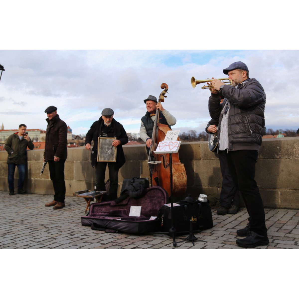 UrbanoSevilla's tweet photo. Al ritmo de Jazz esta banda esta enamorando a los habitantes de Praga.
Para conocer la historia completa visita nuestras redes @urbanosevilla en Facebook e Instagram.
#urbano #Sevilla #Newpost https://t.co/un4WN7eOwA