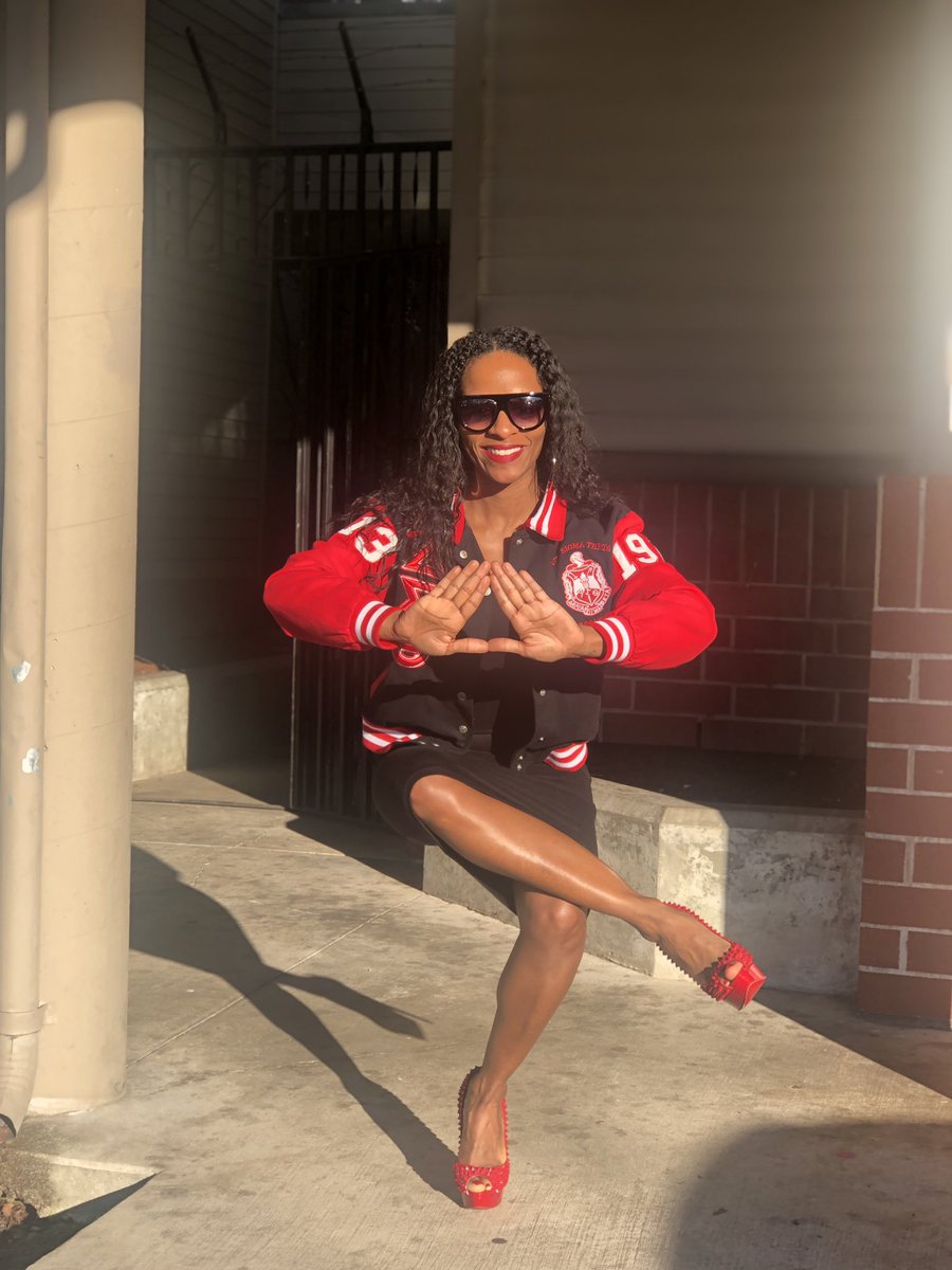 LaTaunyasFit's tweet photo. HAPPY FOUNDERS DAY TO ALL MY BEAUTIFUL SOROR!!! OO-OOP!!! 🔺🐘
.
.
#ThinkAboutIt #FoundersDay #DeltaSigmaThetaSororityInc #Spr05 #TreClub #XiPsi#1913 #DST #Divas #FitDeltas #HalfBeastHalfDiva #PyramidsAndDiamonds https://t.co/zhECD0RzWz