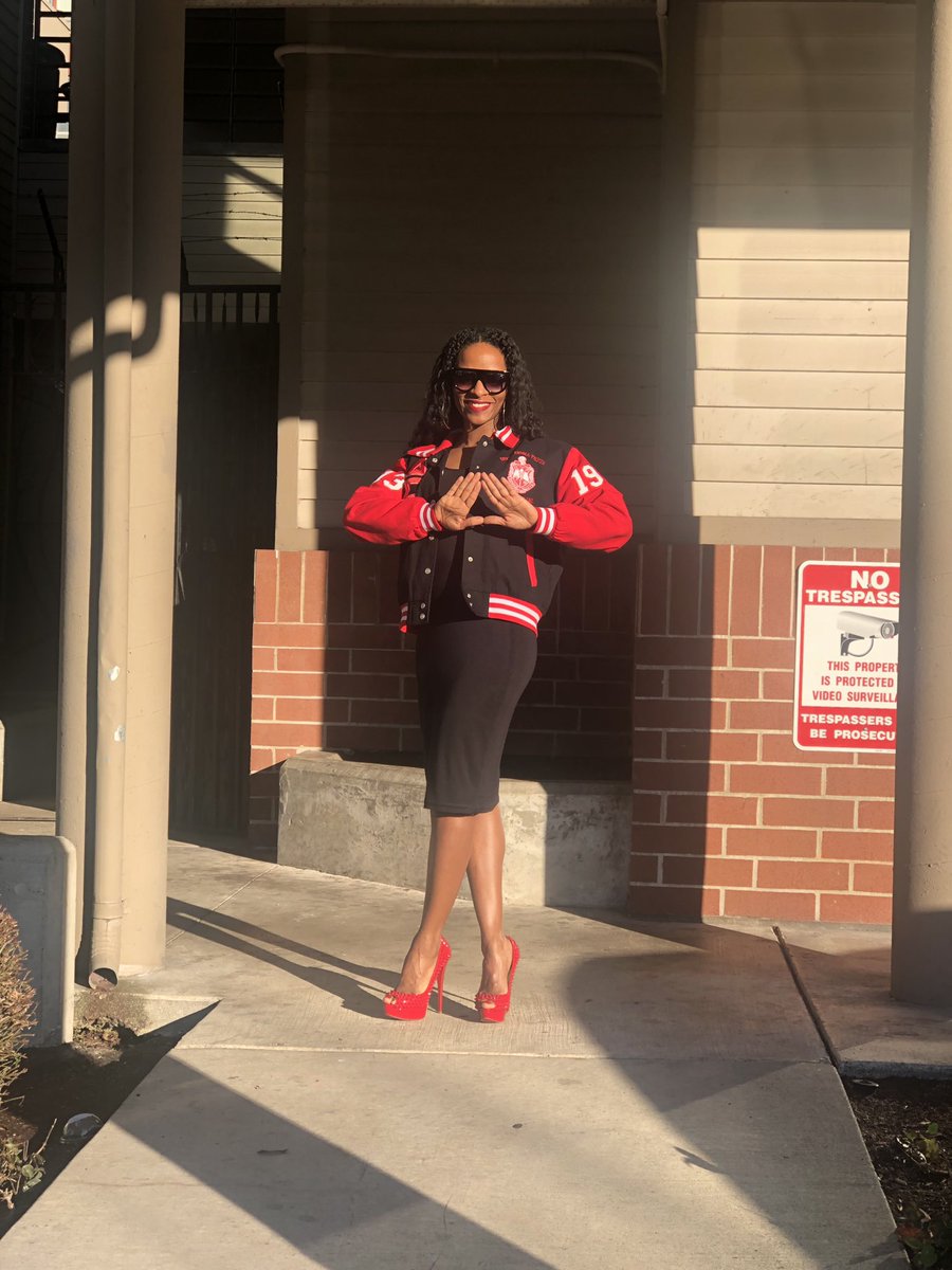 LaTaunyasFit's tweet photo. HAPPY FOUNDERS DAY TO ALL MY BEAUTIFUL SOROR!!! OO-OOP!!! 🔺🐘
.
.
#ThinkAboutIt #FoundersDay #DeltaSigmaThetaSororityInc #Spr05 #TreClub #XiPsi#1913 #DST #Divas #FitDeltas #HalfBeastHalfDiva #PyramidsAndDiamonds https://t.co/zhECD0RzWz