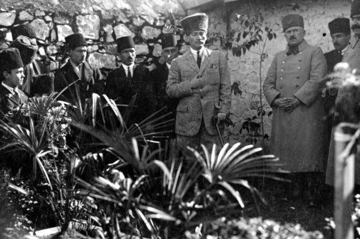 Annesinin ölümü üzerine başsağlığı dileyen kadına, Atatürk; "Evet Anam öldü fakat vatan sağ olsun!" dedi.
1857 - 14 Ocak 1923 ∞
Sana ne kadar teşekkür etsek azdır Türk'ün Annesi!
Mustafa Kemal Atatürk'ün annesi Zübeyde Hanımı rahmet, saygı ve minnetle yad ediyoruz. #ZübeydeHanım