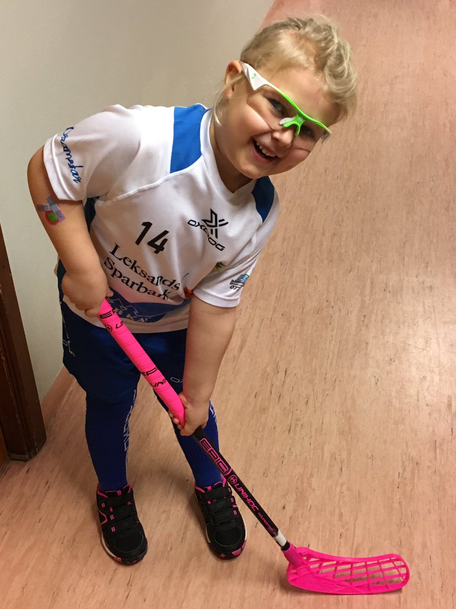 89Olsson's tweet image. Min grymma tjej! Tränat en gång och sen blev de match i Mora! Så duktiga tjejer. Tacksam för de andra i laget som stöttade och hjälpte henne när hon inte visste vad eller vart hon skulle vara 🌹💕 #ibfleksand #poolspel #innebandy #idrefjällarena