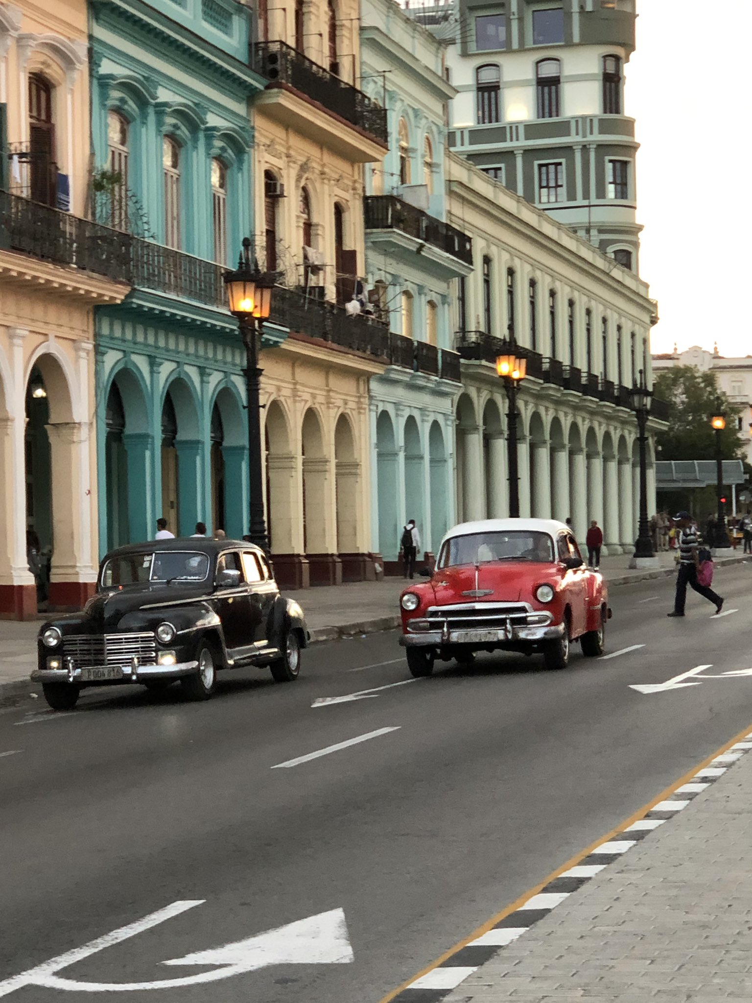 𝑗𝑢𝑛𝑘𝑜 キューバ のハバナ 街はかっこいいクラシックカーで あふれています Voyage Travel Cuba Habana Caribbeanislands Marcaribe Photography Photo Car ハバナ キューバ クラシックカー 車 旅 旅先 写真 旅人 地球の歩き方