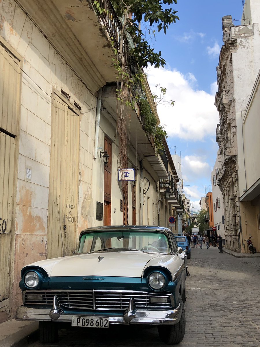 𝑗𝑢𝑛𝑘𝑜 キューバ のハバナ 街はかっこいいクラシックカーで あふれています Voyage Travel Cuba Habana Caribbeanislands Marcaribe Photography Photo Car ハバナ キューバ クラシックカー 車 旅 旅先 写真 旅人 地球の歩き方