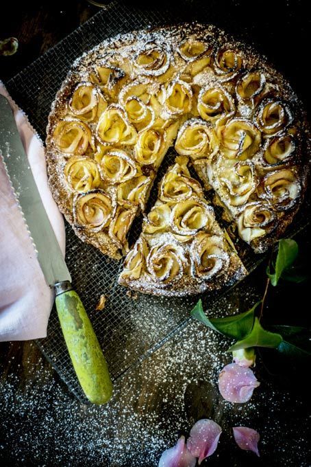 LittleBoxBrown's tweet photo. Apple and Cinnamon Tart with Rose Apples https://t.co/fR8RVg8LWX https://t.co/IxQxuq5IPz