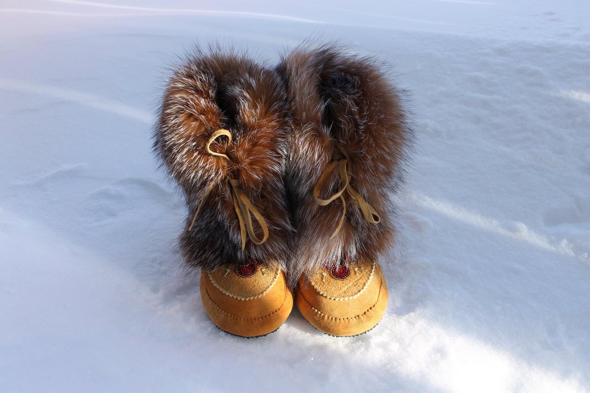 DonnaGull's tweet photo. I just love the mukluks! Made for business meetings, powwows, gatherings, short outings as they’re not waterproof.  They can be found on my Facebook page called CREE STYLE BY De LORES #indigenous #creestylebydelores #peawanuckartist #foxfur #mukluks #beaded #leather https://t.co/OFnlFCZGcV