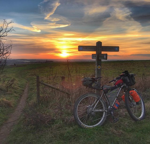 jimbosussexmtb's tweet photo. Here’s another one from Friday, racing the sun to #Winchester along the #southdownsway .
.
.
#fatbike_29plus_life #29plus #29erplus #plusbikesarerad #titanium #tilushness @traversbikes #TraversFrames #RussTi #rigid #carbonfork @ti.is.fly #tiisfly @alpkit… https://t.co/WQgBMFaEIC https://t.co/kY59U5knn3