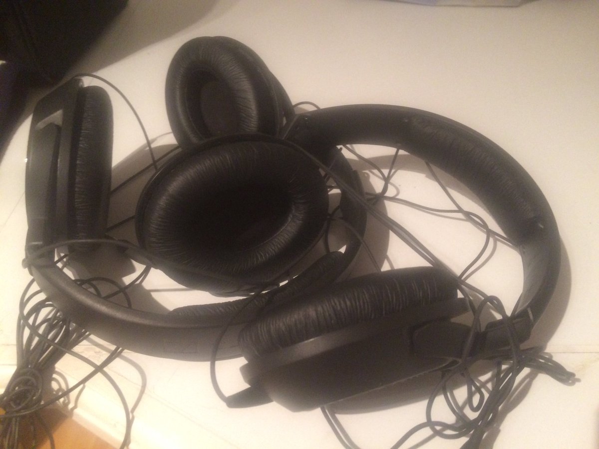 TomRosbotham's tweet photo. @Sennheiser_UK so disappointing that two pairs of HD429's both have the same sound issues from dodgy wiring...scared to get a third set of your headphones now https://t.co/erwtEY3F2T