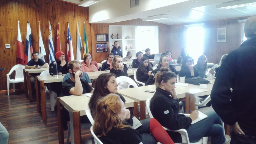 AntarticoUY's tweet image. Intercambio de científicos chilenos con la Escuela de Verano de Introducción a la Investigación Antártica de Facultad de Ciencias de UdelaR.

#SnowLab