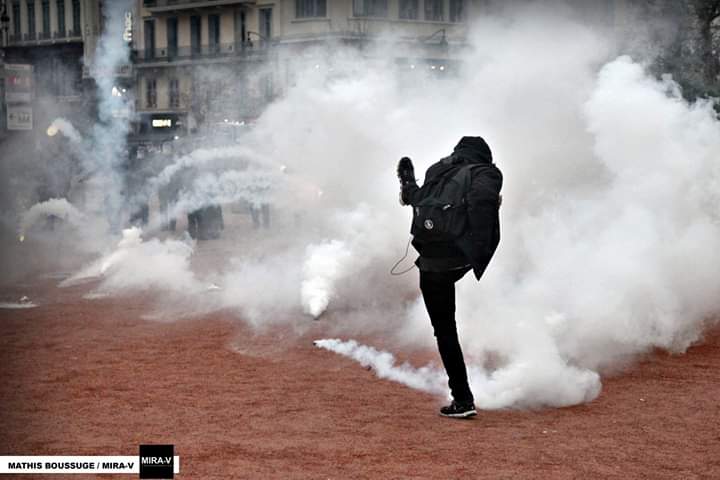 FotoMiraV's tweet photo. Lyon, FRANCE. Ene 5, 2019. - Protestas de 'Chalecos Amarillos' (Gilets jaunes) en Lyon, Francia. "Acto IX". : Mathis Boussuge/ MIRA-V
#Francia #YellowVests #GiletsJaunes #ChalecosAmarillos #Lyon #Macron #protest #policía #IXAct
#fotoperiodismo #photojournalisme
#photojournalism https://t.co/OWARGskD7L