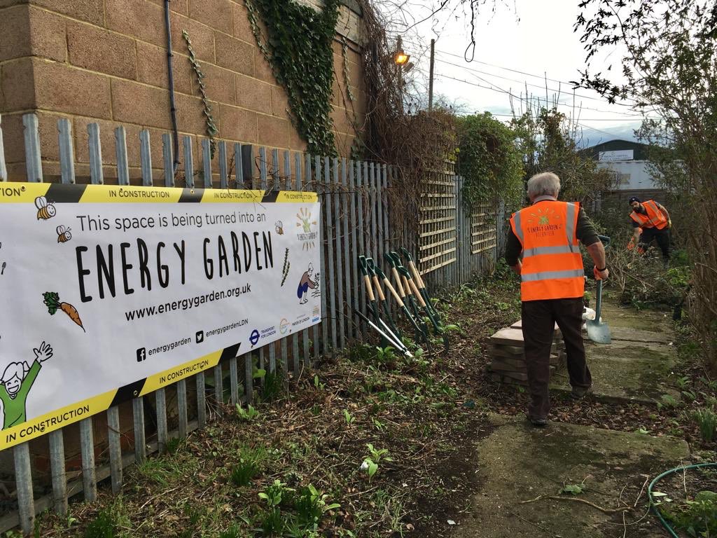 EnergyGardenLDN's tweet photo. That’s a wrap on a brilliant Sunday spent clearing platform 3 at Finchley Central station for the newest addition to the Energy Garden network.
Thank you to everyone who came out including our friends @GGBarnet
Stay tuned for the garden to come! #ChangingStations https://t.co/C7ZQulkWc2