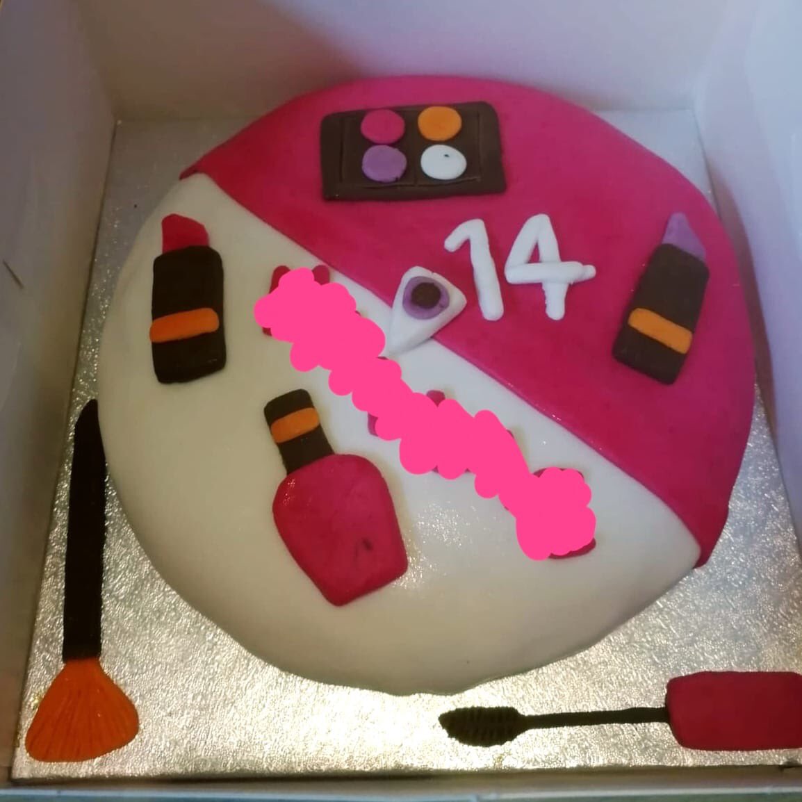 FCFKLiverpool's tweet photo. Massive thank you to our brilliant volunteer Francesca for this last minute bake 🙌 Check the fab sugar crafting 😍 Also a big thank you to Lucy for delivering, team effort!! 😀 https://t.co/HGj0YxwxEA
