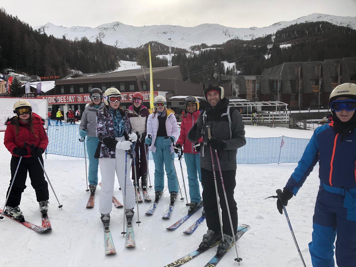 EastwoodHS_PE's tweet image. Fun on the slopes. Our pupils are superstars 🤩 #beginnertowinner #day1 #eastwoodski2019