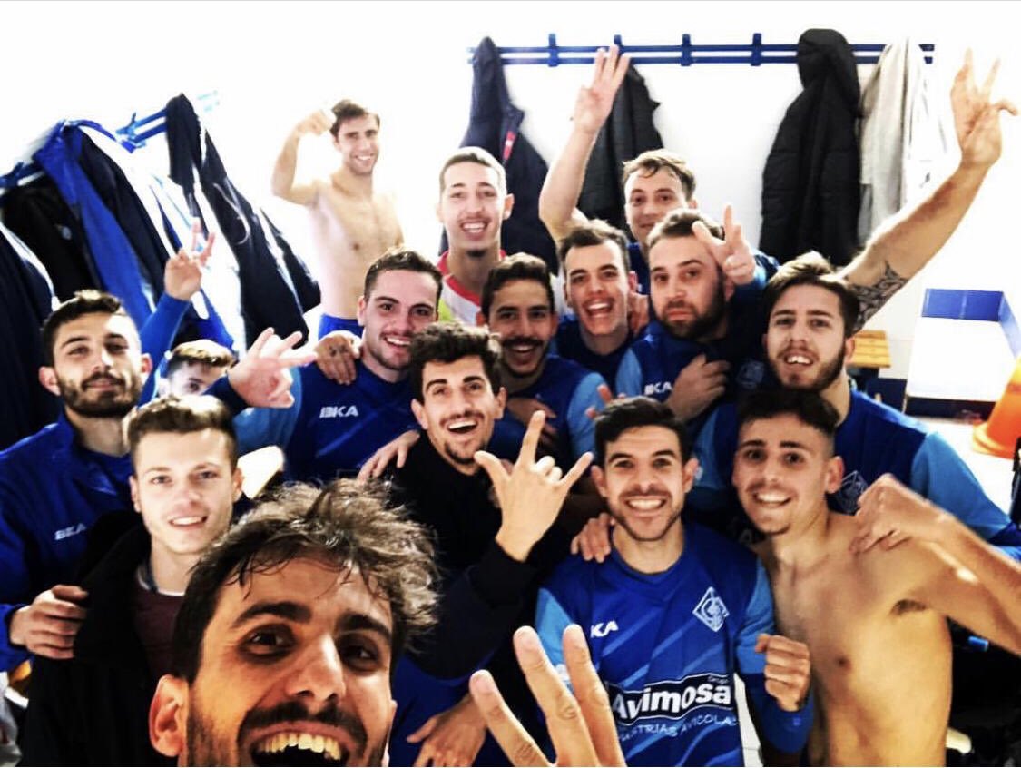 EMF_Moraleja's tweet photo. Costo adaptarnos a la categoría, pero con trabajo, esfuerzo y humildad estos chicos y este cuerpo técnico lo están sacando, todo esfuerzo tiene su recompensa, +3 y a seguir así!!!! https://t.co/OaNYLGQNwW