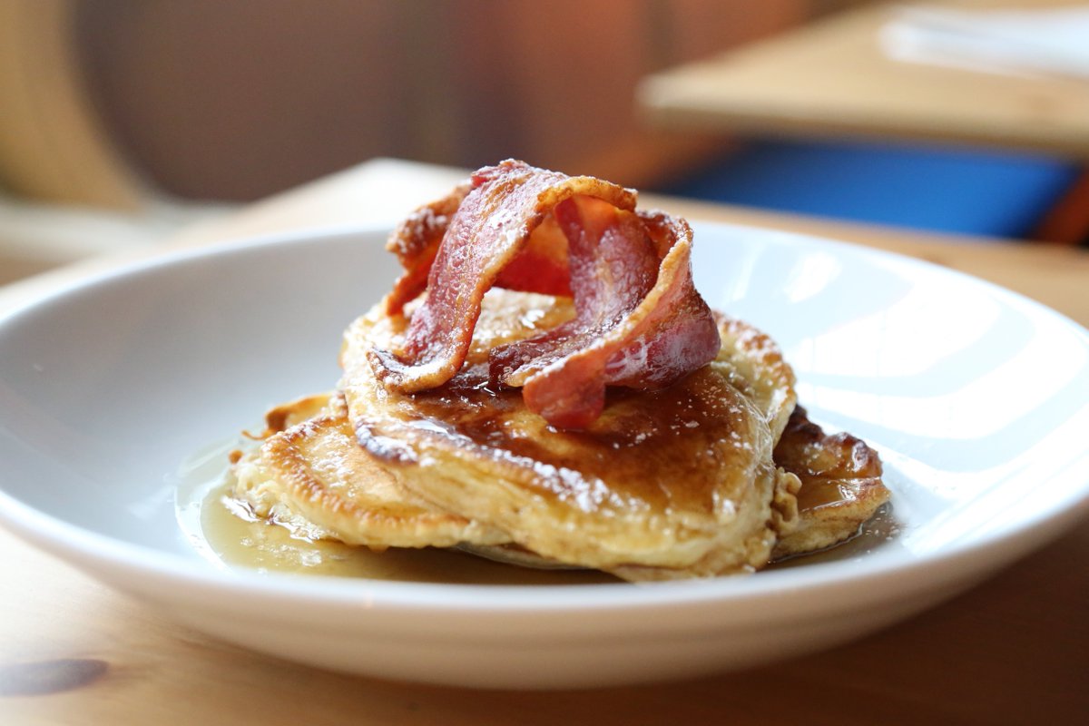 CalzoneHoly's tweet photo. This totally naughty pancake stack is such a treat, perfect for a Sunday morning.  Fluffy American style pancakes topped with Harker's Farm streaky bacon, maple syrup and a dusting of icing sugar. https://t.co/wiQYuDE12u