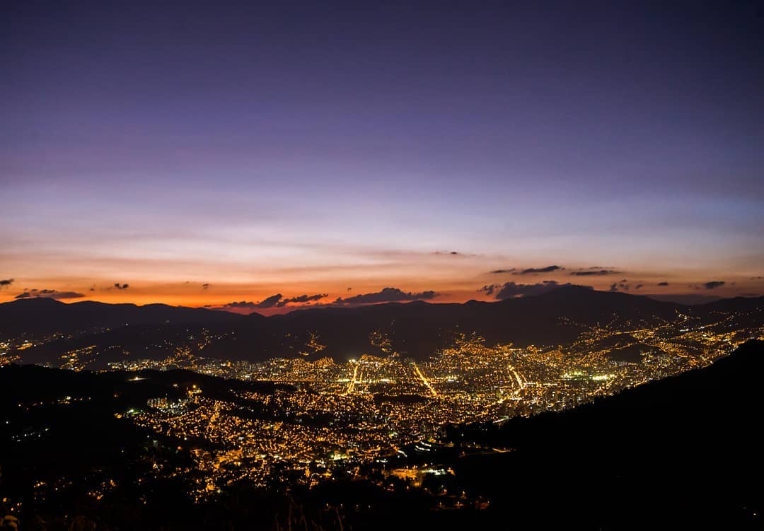 antioquiantrip's tweet photo. #Medellín al atardecer 🌅 vista desde la vía a #SantaElena 
Fotografía de @Fotosdechecho 
#Antioquia #antioquiantripper #travelphotography #sunset #medellíntravel https://t.co/AIyh10h15f