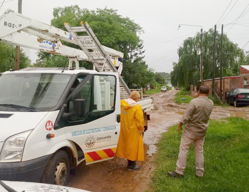 EnriqueCresto's tweet photo. Nuestros equipos están trabajando en los barrios donde las intensas lluvias - más de 70 mm en un par de horas - causaron más problemas, así como también en las zonas afectadas por la creciente. El 103 es la vía de comunicación donde centralizamos reclamos y pedidos de asistencia. https://t.co/YZSibcS6aA