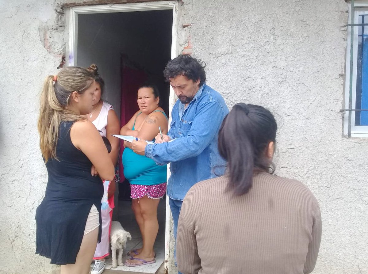 EnriqueCresto's tweet photo. Nuestros equipos están trabajando en los barrios donde las intensas lluvias - más de 70 mm en un par de horas - causaron más problemas, así como también en las zonas afectadas por la creciente. El 103 es la vía de comunicación donde centralizamos reclamos y pedidos de asistencia. https://t.co/YZSibcS6aA