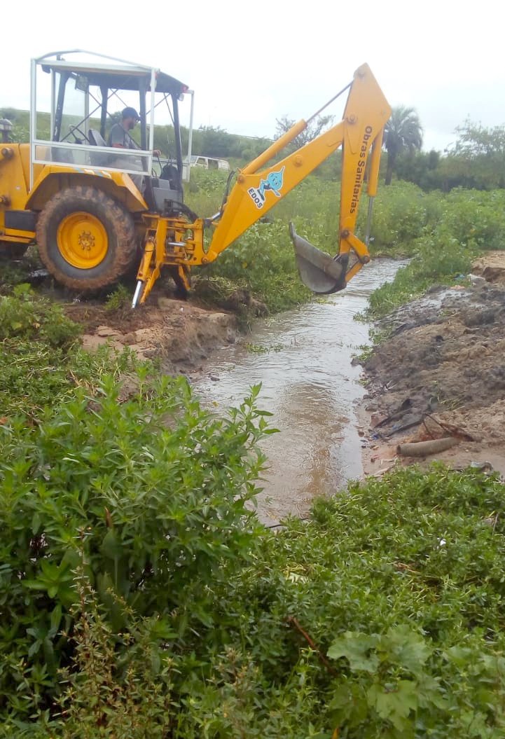 EnriqueCresto's tweet photo. Nuestros equipos están trabajando en los barrios donde las intensas lluvias - más de 70 mm en un par de horas - causaron más problemas, así como también en las zonas afectadas por la creciente. El 103 es la vía de comunicación donde centralizamos reclamos y pedidos de asistencia. https://t.co/YZSibcS6aA