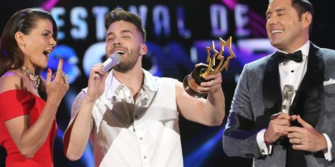 FMDOS's tweet photo. El gesto de Prince Royce a los hombres en Festival de Las Condes: les regaló cerveza 🙌 🍻 https://t.co/b1BcvSeXB3 https://t.co/VtkS3tiVlO