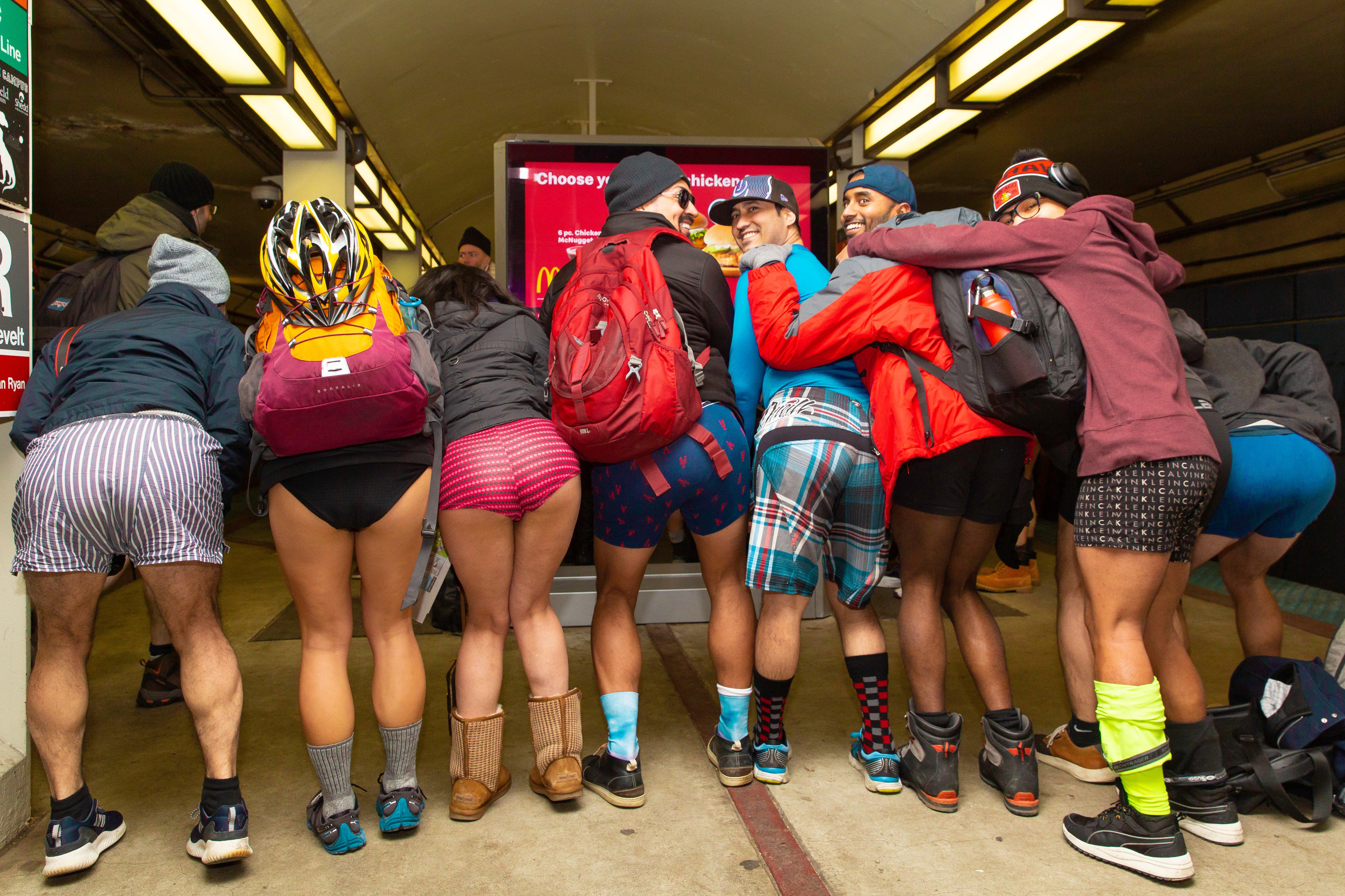 Остался без штанов. No Pants Subway Ride 2019. No Pants Subway Ride 2023. В метро без штанов. Праздник без штанов.