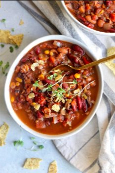 TommysSuperfood's tweet image. On this chilly, chilly day, make our famous Tommy’s chili! Add meat or keep it vegetarian with any of our creations. There's never a wrong ingredient for chili so it’s easy to make YOURS famous. #ThinkVeggiesFirst #FresherThanFresh #ChillyChili
