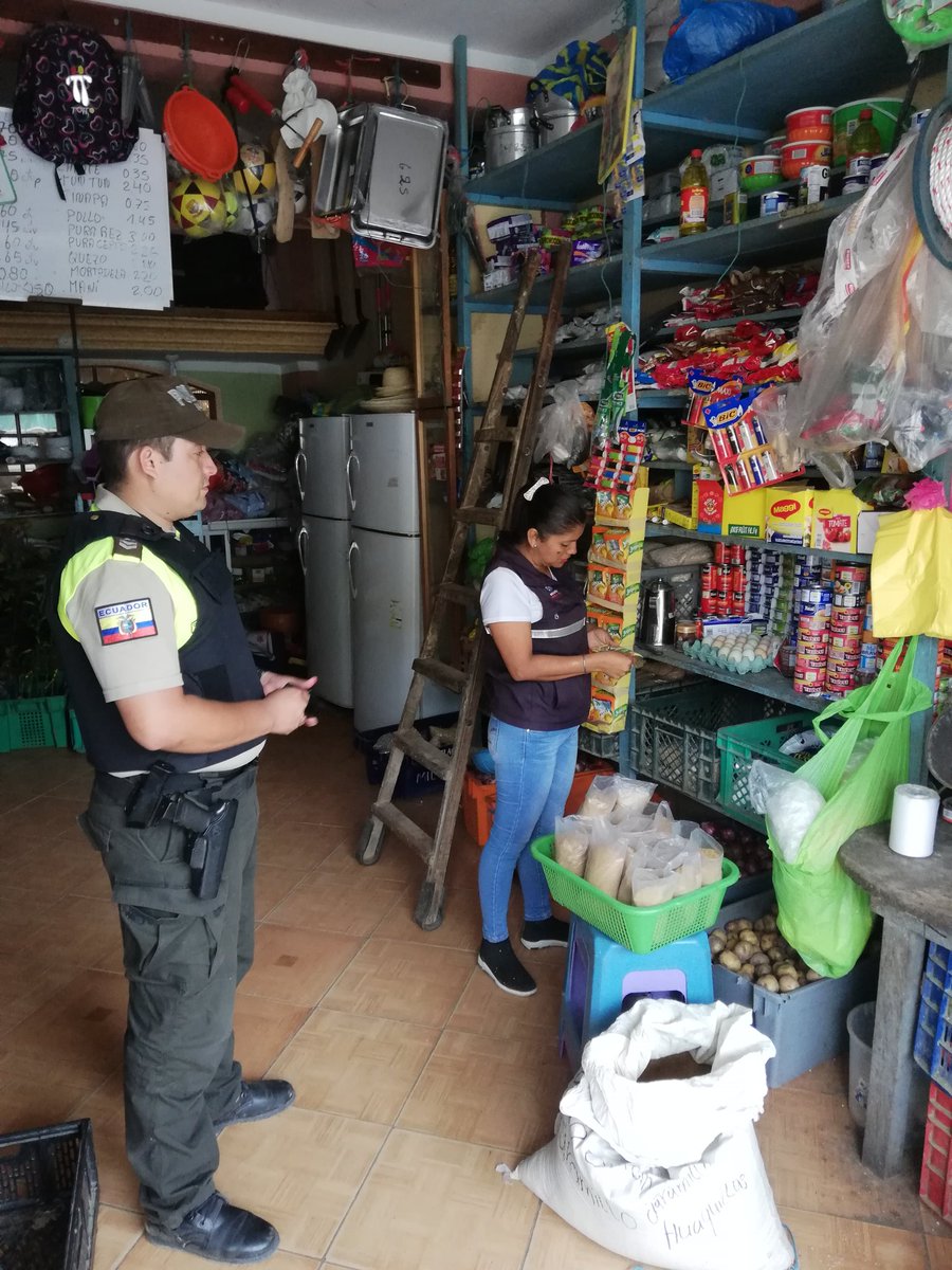 TPPiedras's tweet photo. #Piñas/ seguimos en la provincia de #ElOro, Operativos de Control de precio y caducidad a los productos de primera necesidad #LaBocana #NoALaEspeculación,  #DecisionesPorEcuador
@Lenin @MinInteriorEc @danilomariduena
@GoberElOro @PoliciaEcuador https://t.co/epVQpGjs0o
