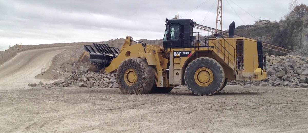 AustraliaCEM's tweet photo. CAT 990K aggregate handler boosts wheel loader production in rehandling applications #AggregateHandler #C27engine #Cat #Cat990K #Caterpillar #ConstructionMachinery #WheelLoader https://t.co/bcbu1Fk4Do https://t.co/Bg0u2tlXJc