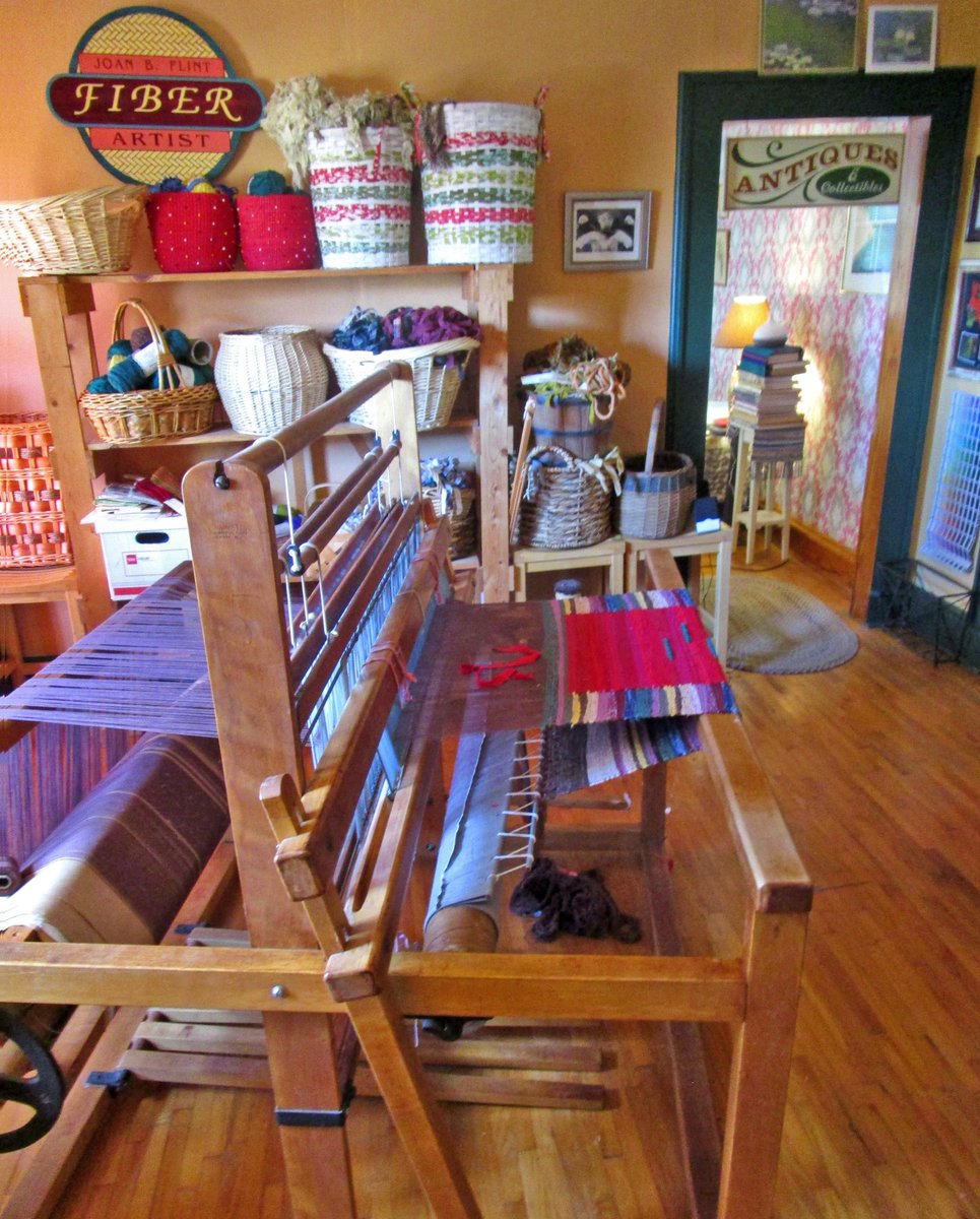 JoanBFlint's tweet photo. Handwoven work in one of my weaving studios coming along. Handwoven using cloth strips in an interlocking tapestry technique &amp; soumak knotting. #Weaving #WeavingStudio #Handwovens #HandwovenWork #Textiles #JoanBFlintTextiles #Tapestry #Soumak #ClothStrips
January 5th Photographs https://t.co/amQLentPnY