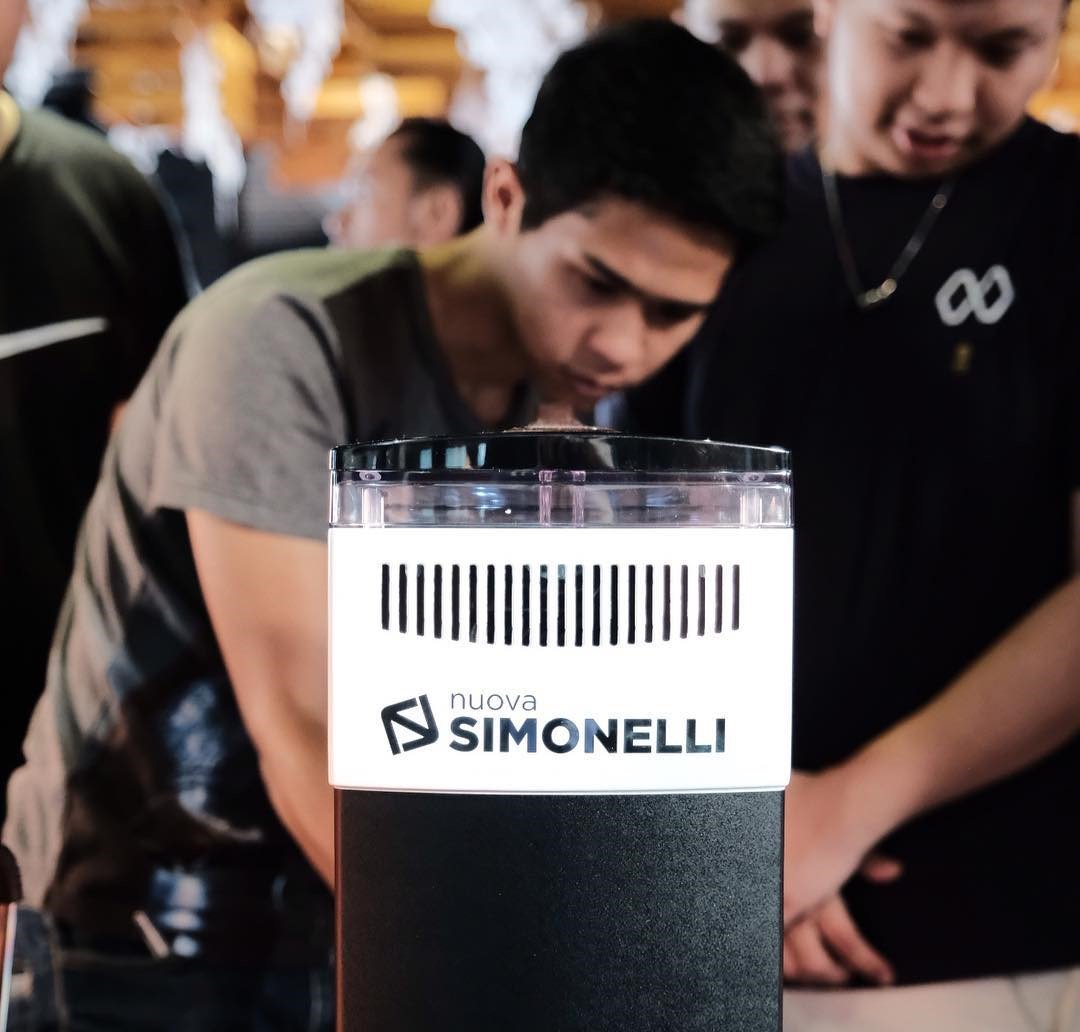 nuovasimonelli's tweet image. #Mythos2 rear dual fans keeps the motor cool. This design enables multiple grinders to line up side by side. #NuovaSimonelli