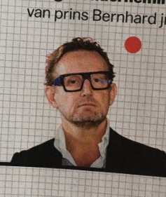 Ook balen. Kom je net uit een 3D-bioscoop, word je gefotografeerd door een toevallig passerende paparazzo, sta je de rest van je leven in de krant met die bezopen bril op.