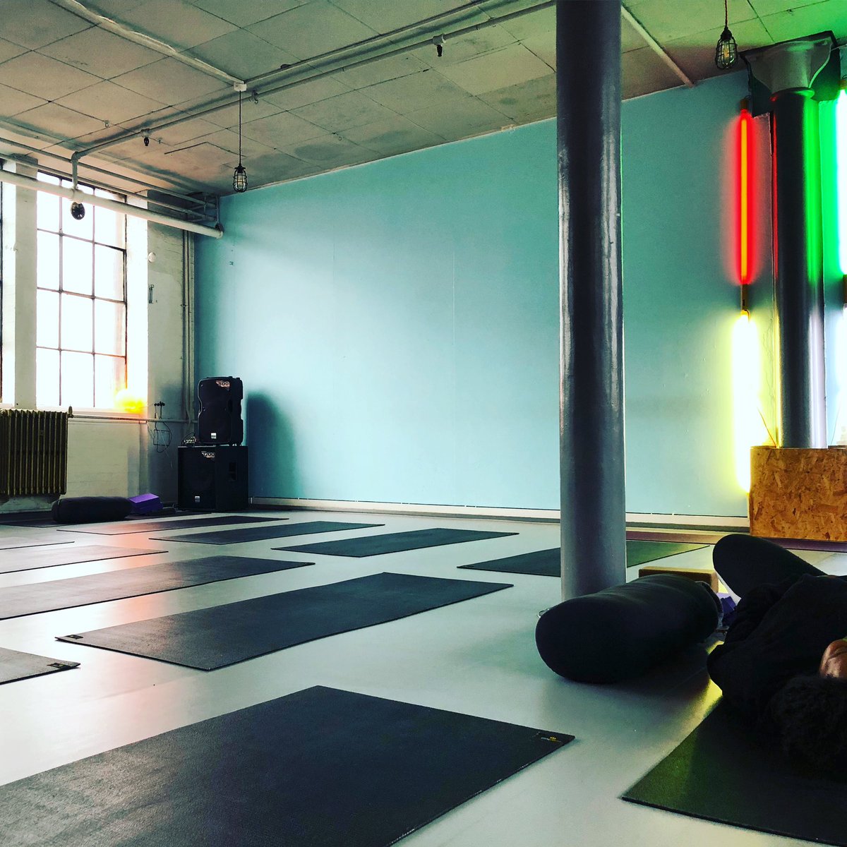 the_right_mind's tweet photo. A Sunday well spent brings a week of content 💚 I tried Kundalini Yoga for the first time today @YogariseLondon. The practice aims to develop vitality, awareness and to find balance through unlocking your Kundalini energy 🙏🧘‍♀️ #SundayMotivation #Yoga #KundaliniYoga https://t.co/LcsRU7jt9v