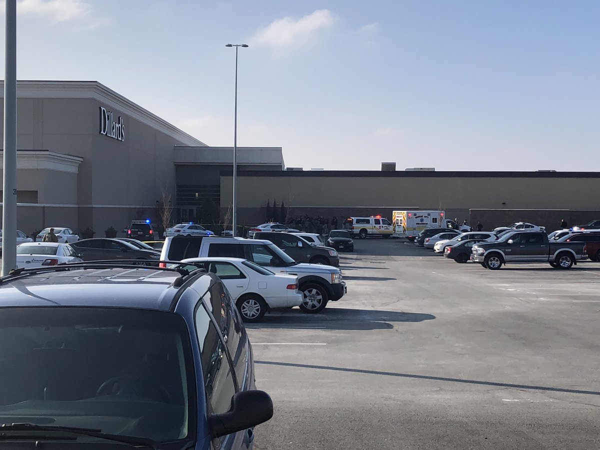 BlackIceMediaUT's tweet photo. Onsite of active shooting fashion place mall. Updates will come as we get them. https://t.co/sgpzZg48Nb