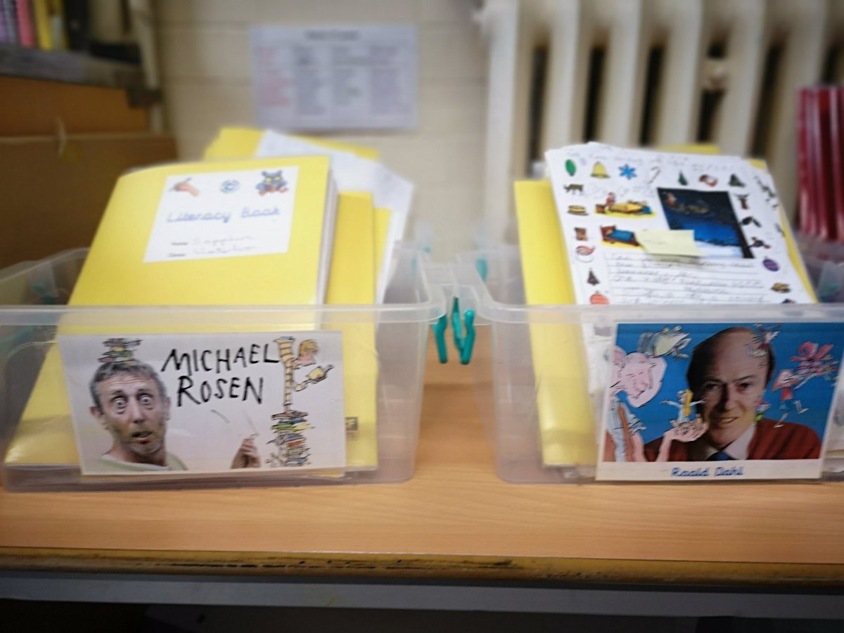 ReemKelani's tweet photo. When you go to a school on #Sunday to teach #AngloArab kids #ArabicMusic, and as you walk into the classroom you find a 'literary box' with poetry by the one and only @MichaelRosenYes (cheek by jowl with #RoaldDahl).
✌️ https://t.co/rXHgul5TH4