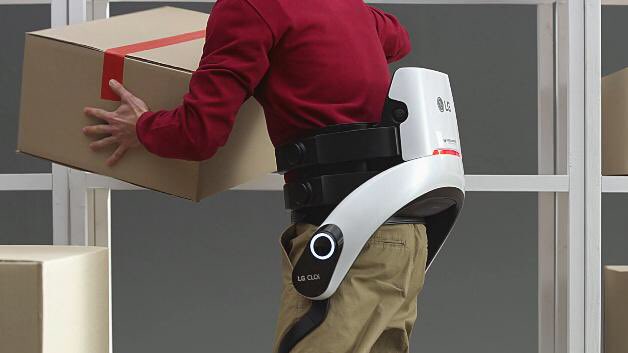 ericweismuc's tweet photo. Auf der #CES19 stellt #LGElectronics die aktualisierte Version des tragbaren LG CLOi SuitBot vor sowie die verbesserten CLOi-Serviceroboter #PorterBot, #ServeBot und #CartBot - https://t.co/3NuIUXyUnR https://t.co/Z2s2cJWwqE