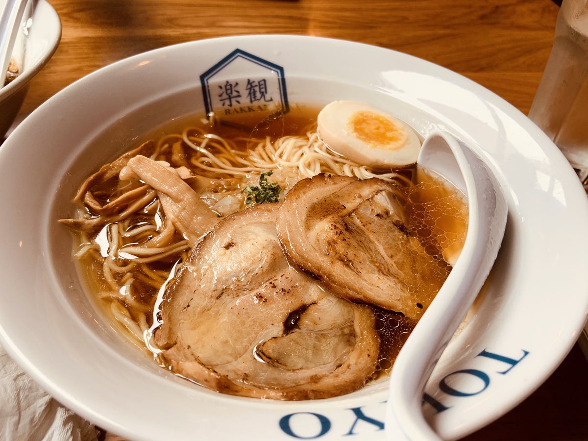 ロサンゼルス テーブル 昨年7月にレドンドビーチにオープンしたラーメン店 楽観 に行きました Laでは圧倒的に豚骨ラーメンの人気が高くて 歳のせいか最近こってりを受け付けない体になってしまった僕には嬉しい 煮干し 昆布 鰹 椎茸ベースの