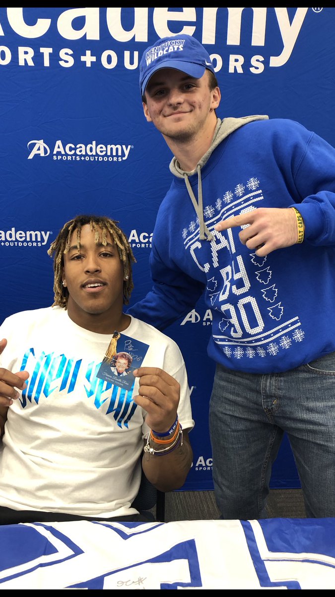 MJLauer13's tweet photo. 2018 brought a great loss to our family. First time @justinl_1313 had to watch @UKFootball without his grandma. We gave her credit in heaven for EVERY win!!! Only way to meet @benny_snell was to bring her with today!! #bestautographever https://t.co/138Qglp1iM
