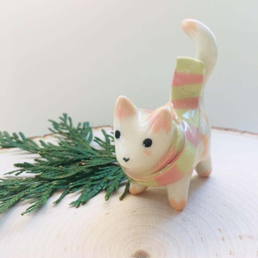 StudioMimmi's tweet photo. Handsculpted cat for $35 at https://t.co/Ixc67poKsx #handmade #etsy #cat #sculpture #HandmadeHour #find #forsale #catlover #scarf #knitter https://t.co/t63338XBVV