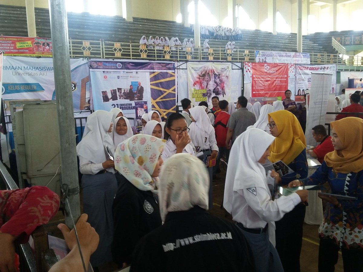 "Siswa sangat terbantu" : Pameran Pendidikan oleh MGBK Blora'Cabang Dinas Pendikikan Wil 4 di Gor Mustika Blora hari ini, sangat membantu siswa tkt akhir SMA/MA/SMK/MAK utk menentukan perguruan tinggi pilihannya.
Sebanyak 57 PT dari Jateng, Jatim, DIY dan DKI mengikuti event ini.
