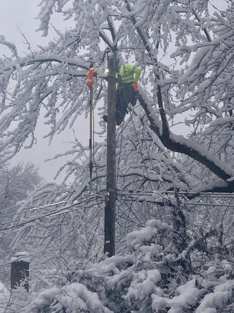 RShawnBohs's tweet photo. Sooooo happy to see these guys after 36 hours (and counting)
.
.
@WestarEnergy #winterstorm #kcstorms @KCPLConnect https://t.co/GwyvPsdMmw