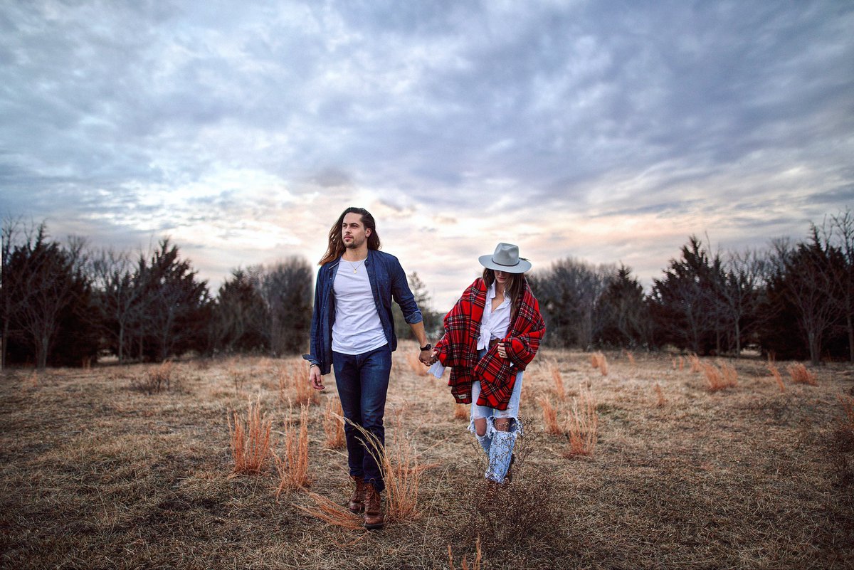 makin’ magic with an old friend @Iivid 🔥🙏📸
•
•
•
•
•
#traveladdicted #couplestravelgoals #travelustcouples #couplegoals💑 #manbuns #manbunlifestyle #manbunlove #manbundaily #manbunstyle #model📷 #modelstyle #denimondenim #flanelcewek #field #sunset_love #ralphlauren