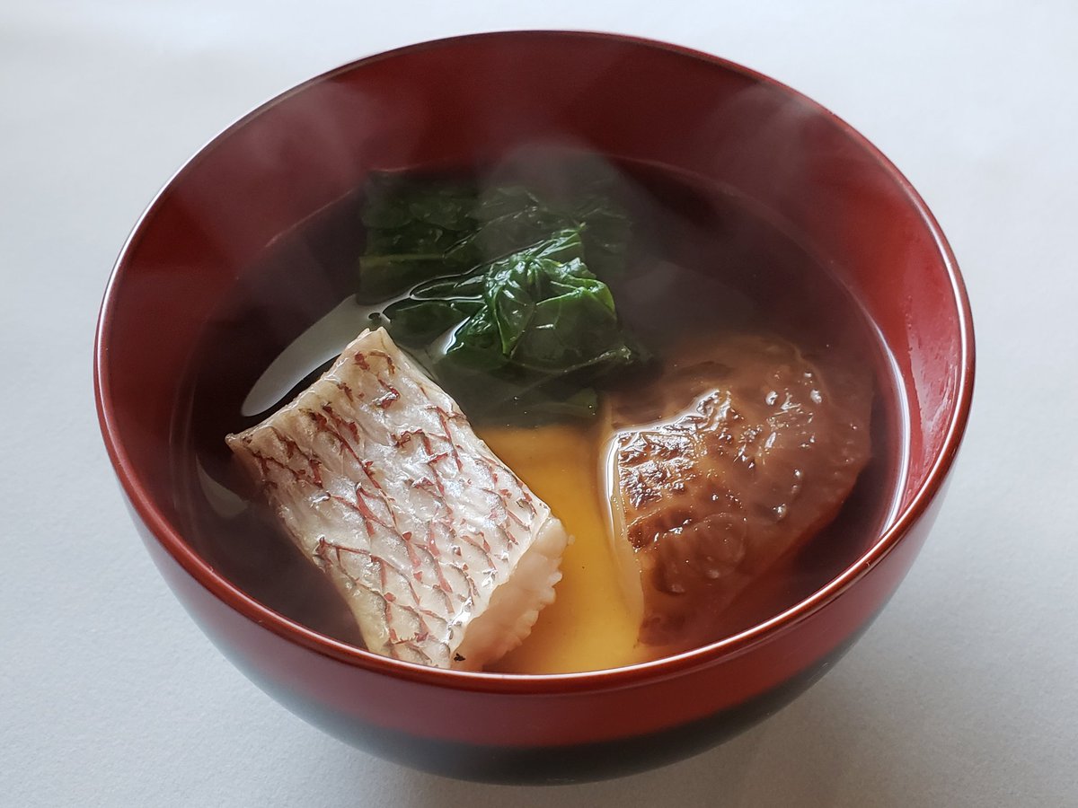 フナと納豆のひと 元マンボウ拾ったひと できた 古い形式の博多の雑煮 もち以外に 具はマダイ 干し 椎茸 里芋 それにかつお菜 すましのだしは焼きハゼとかつお節 昆布 干し椎茸 うますぎる 焼きハゼなめてた